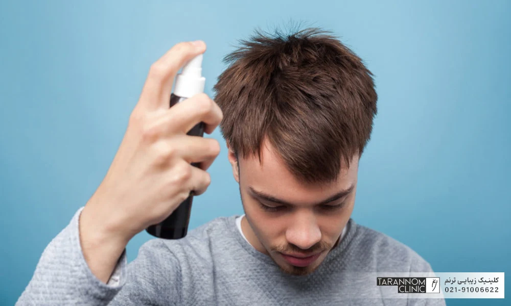 مردی که روی موی خود مواد آرایشی اسپری می کند - مراقبت های بعد از مزوتراپی مو