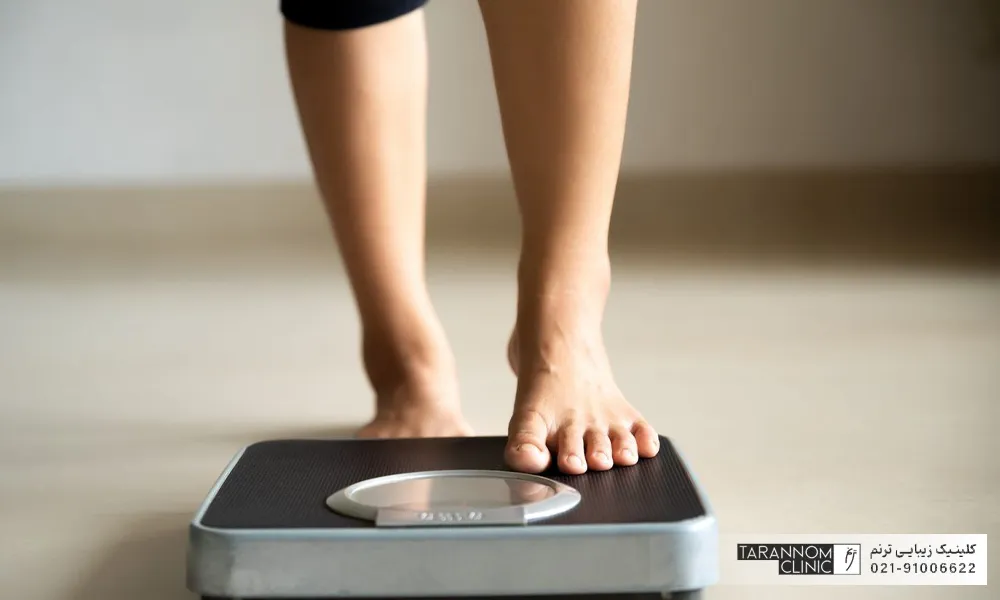 رفتن روی ترازو برای چک کردن وزن خود