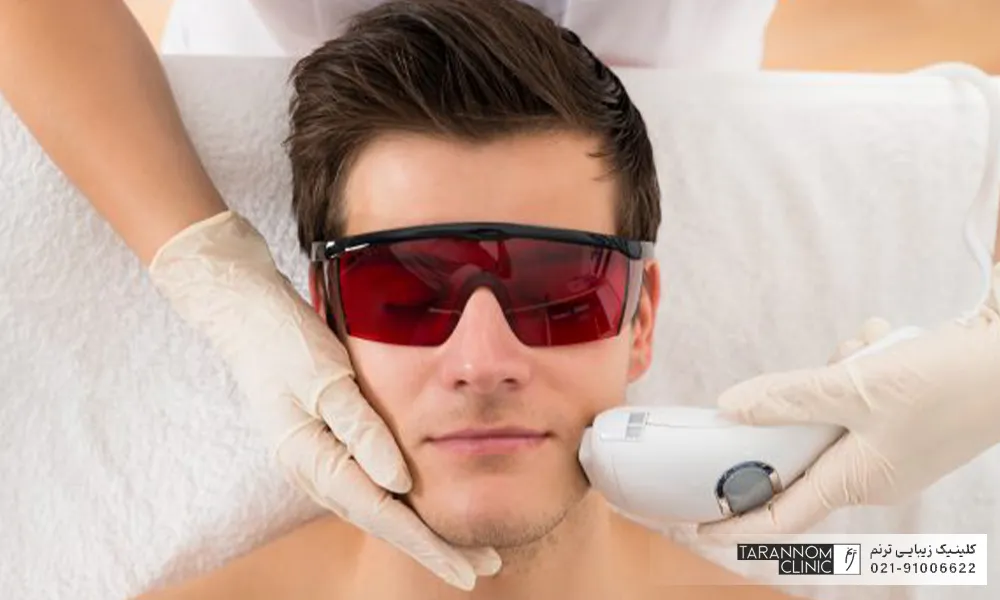 مردی که خوابیده و عینک لیزر یه چشم دارد و اپراتور درحال لیزر کردن صورت فرد است