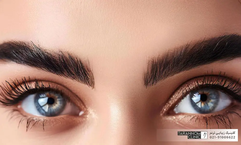 فردی که با چشم های رنگی به رو نگاه میکند